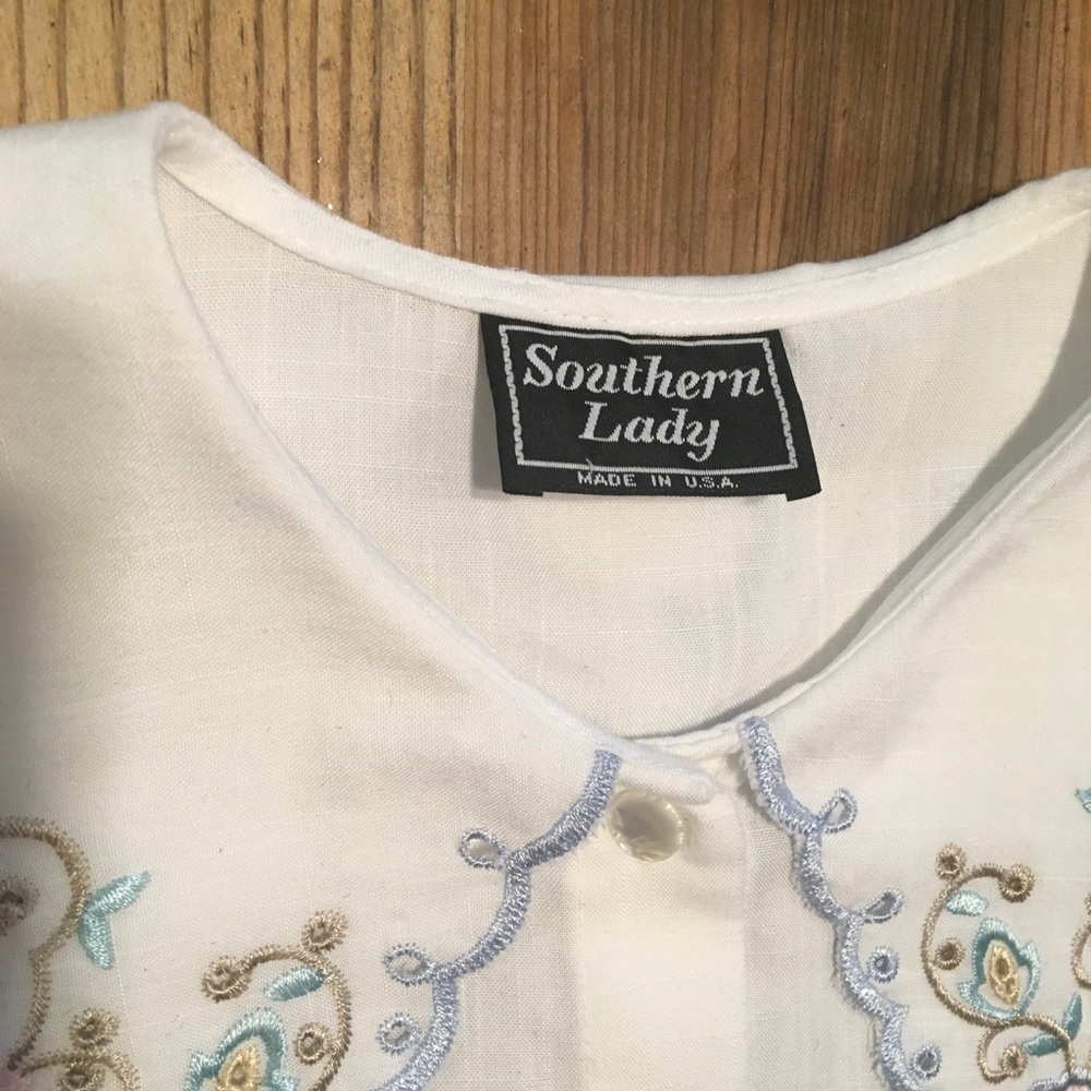 Vintage Cottagecore White Short-Sleeve Blouse with Scalloped Peter Pan Collar - Picture 5 of 11
